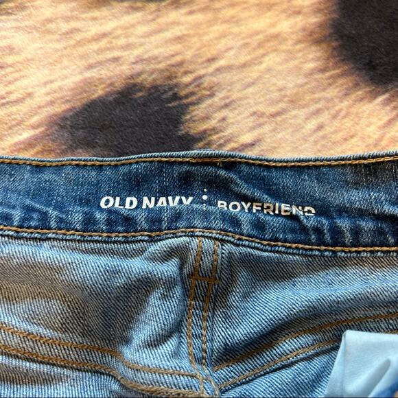 Old Navy Distressed Stretchy Boyfriend Jean Shorts Women's Size 2 Raw Hem - Picture 5 of 6